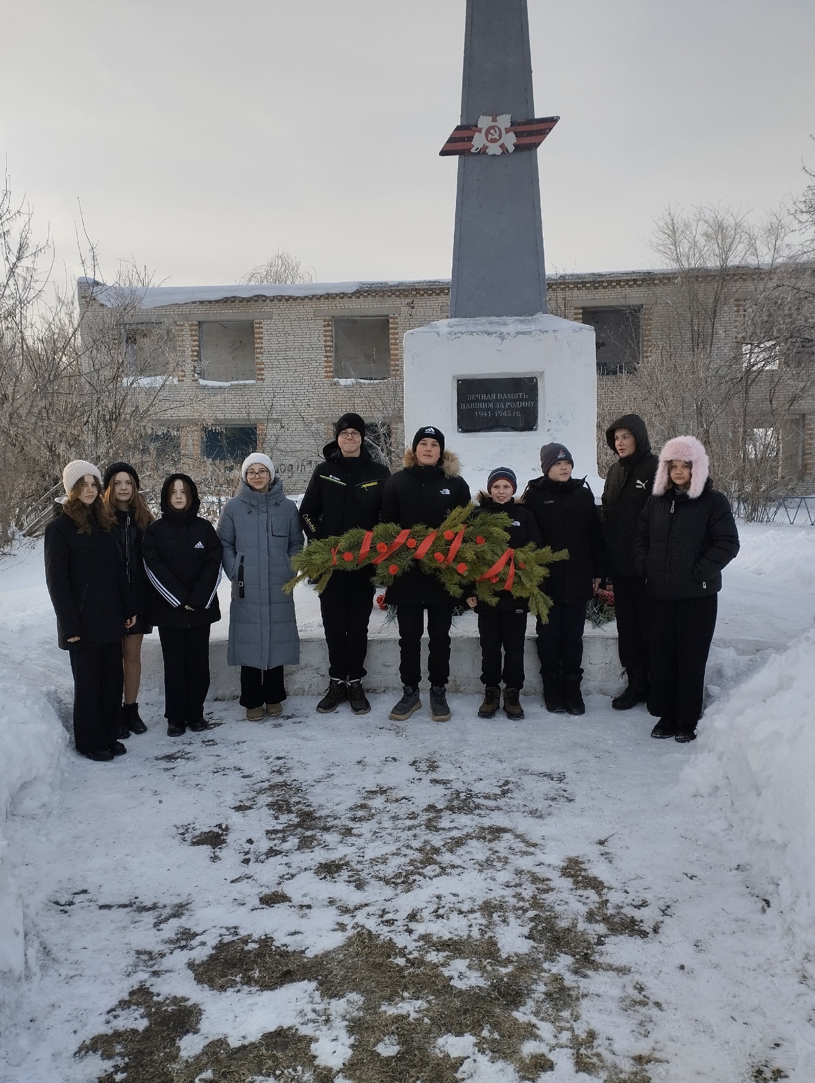 Возложение цветов к обелиску.